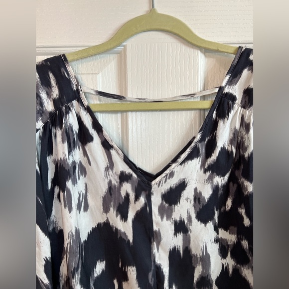 Express Woman’s Silk Leopard Print Batwing Blouse, Size Medium. - Picture 5 of 8